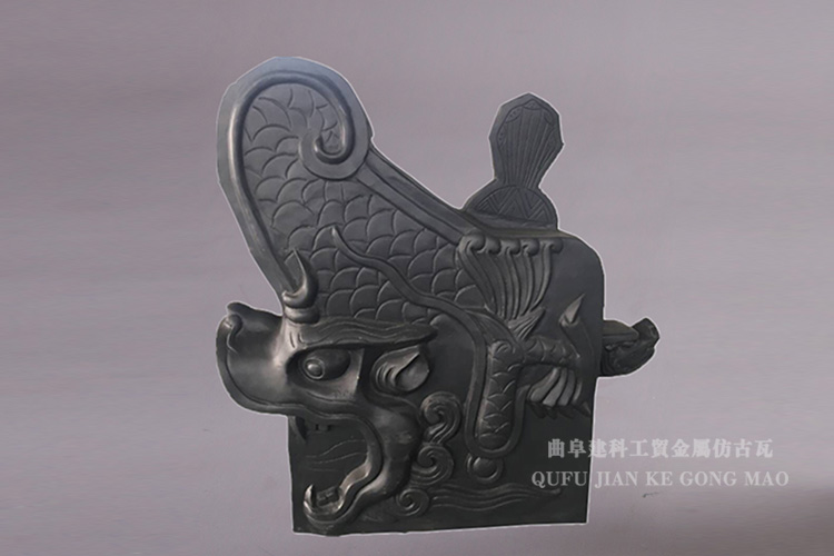 金屬鴟吻正吻身有魚鱗，十分光滑，極富觀賞價(jià)值，一般用于裝飾在殿堂建筑的正脊兩端