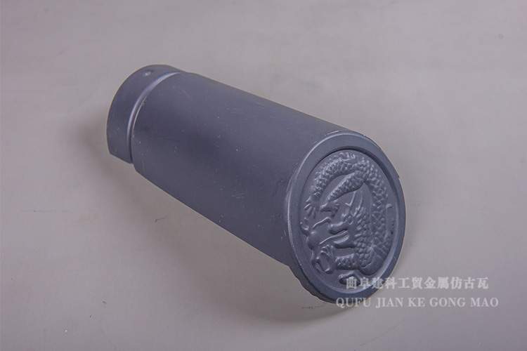 龍型金屬勾頭瓦表面飾龍紋鱗甲，四爪騰空，龍首怒目，極具觀賞性