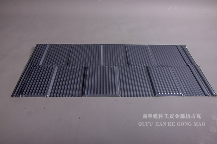 是以優(yōu)異鋁合金為材料制作的的新型屋頂材料，有著很強(qiáng)的耐火性，可降低火災(zāi)的損失