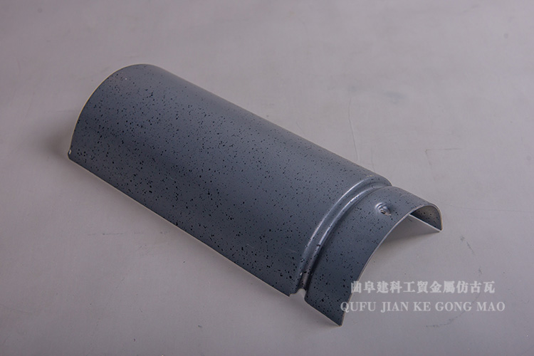 鋁合金筒瓦保存了傳統(tǒng)的美感，體現(xiàn)了中國瓦優(yōu)雅的古典美和傳統(tǒng)美，各種顏色的基材均可加工