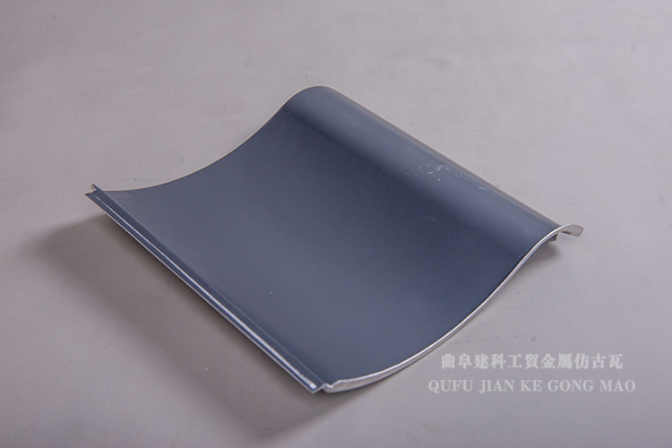 仿唐式建筑金屬瓦具有質(zhì)輕、高強(qiáng)、色澤豐富、施工方便快捷、抗震、防火、防雨壽命長，免維護(hù)等特點(diǎn)