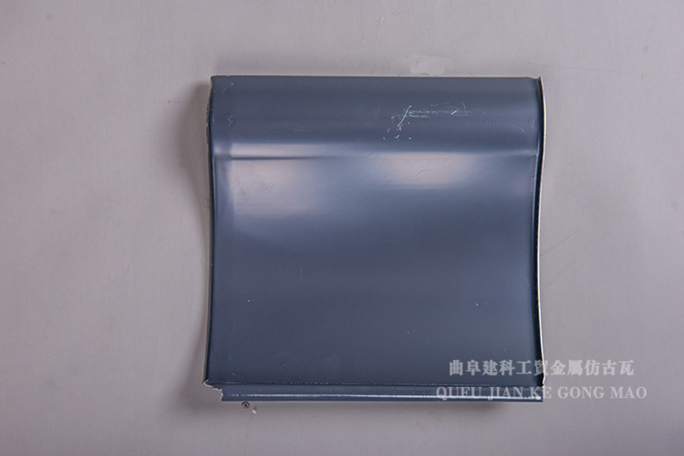 仿唐式建筑金屬瓦其采用優(yōu)異鋁合金制作而成，與傳統(tǒng)的瓦型相比，省了安裝時(shí)間和安裝勞動成本