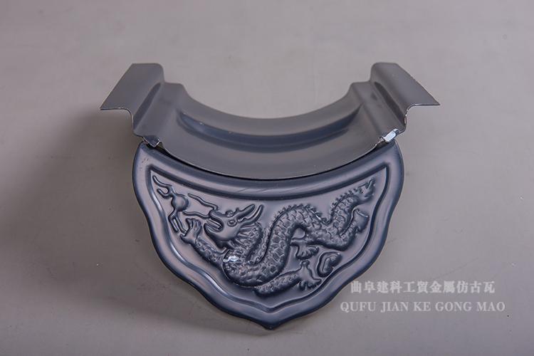 仿古滴水瓦端部表面的紋樣內(nèi)容非常豐富，在各個(gè)時(shí)代也都有當(dāng)時(shí)的特色，并且紋樣種類有一定的變化