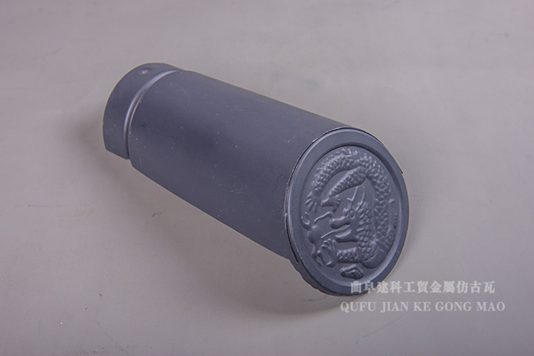 其表面可不做涂層處理直接加工用于屋面，具有自重輕、面積大、配件簡(jiǎn)單、縮短施工時(shí)間的特點(diǎn)