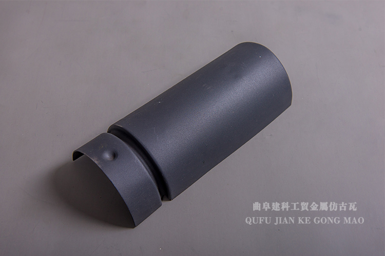 金屬仿古筒瓦擁有傳統(tǒng)陶瓷琉璃瓦的造型，保存了傳統(tǒng)的美感，體現(xiàn)了中國(guó)瓦優(yōu)雅的古典美和傳統(tǒng)美