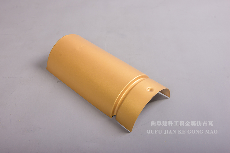 單位重量?jī)H為仿古琉璃陶瓦的1/10，減少了屋面負(fù)荷，具有強(qiáng)度高，抗踩壓變形的優(yōu)異性能
