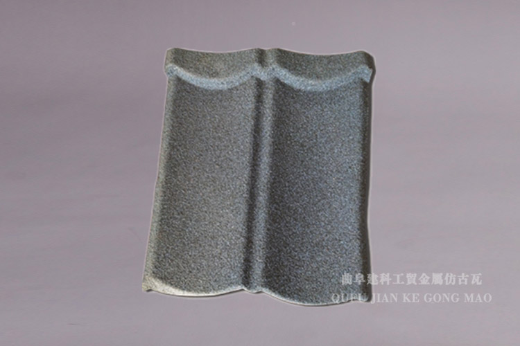金屬瓦成品量產(chǎn)的產(chǎn)品使用壽命長(zhǎng)，其選用的板材是進(jìn)口的，表面的多次防腐防銹涂層處理