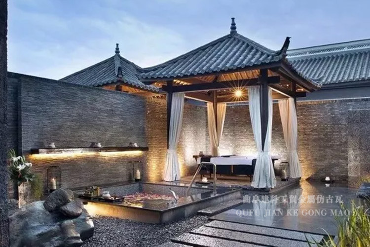 中式酒店庭院屋面瓦能夠減輕建筑荷載降低工程造價(jià)，可以在既有屋面上重復(fù)施工，而且便于運(yùn)輸和安裝
