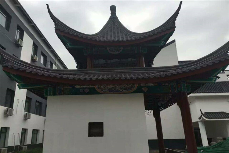 古建仿古瓦在景墻上大面積的運用，古樸沉穩(wěn)的帶入感會更強