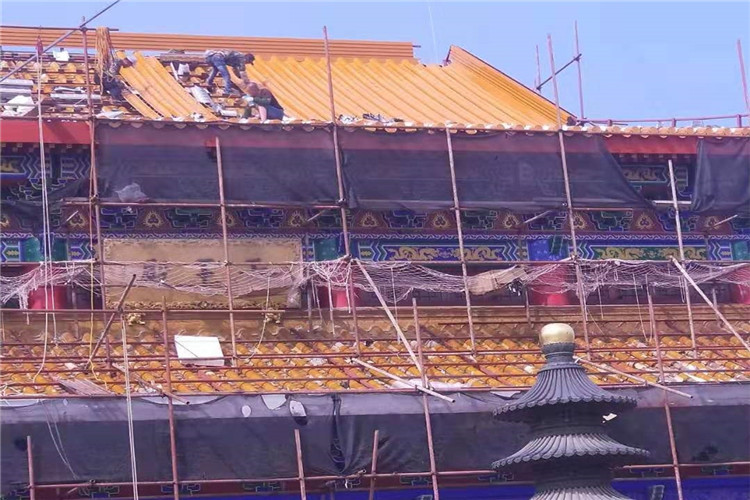 牡丹江海林市報恩寺是采用金屬琉璃瓦進行施工的，該材料具有優(yōu)異的性能，并且琉璃瓦是中國傳統(tǒng)的建筑材料