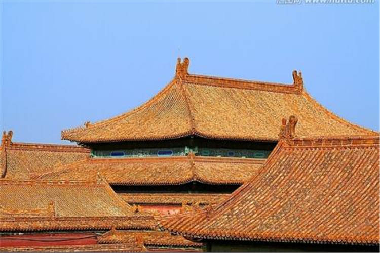建筑屋面裝飾用鋁合金仿古琉璃瓦，比其他材質(zhì)的裝飾材料，具有突出優(yōu)點(diǎn)