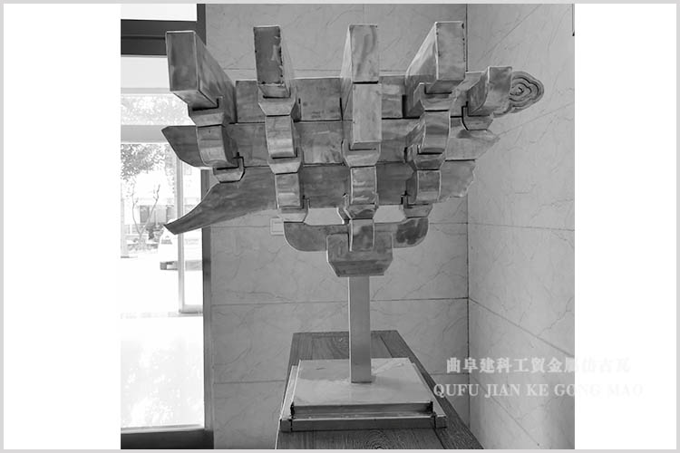 鋁合金斗拱上承屋頂，下接立柱，在中國古建筑中，扮演著頂天立地的角色