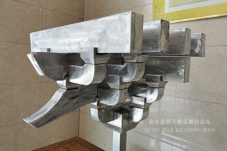 鋁合金仿古斗拱隨著經(jīng)濟的多方面發(fā)展，金屬仿古瓦的使用也開始變得的越來越普遍