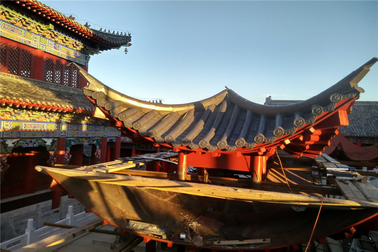 金屬仿古瓦采用了鍍鋁鋅鋼板，水性丙烯酸樹脂，天然石粒等優(yōu)質(zhì)材料和特殊工藝