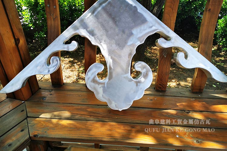 懸魚(yú)作為裝飾以外，其影子落在山墻上面顯出懸山出檐挑出的深度