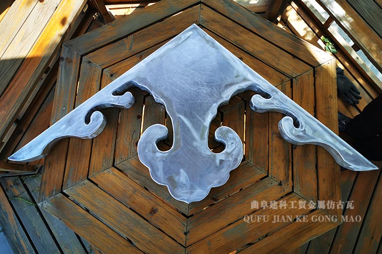 懸魚(yú)是建筑裝飾中成功的藝術(shù)品，樣式豐富。然而魚(yú)與“余”同音，與蓮花同刻可取連年有余之意