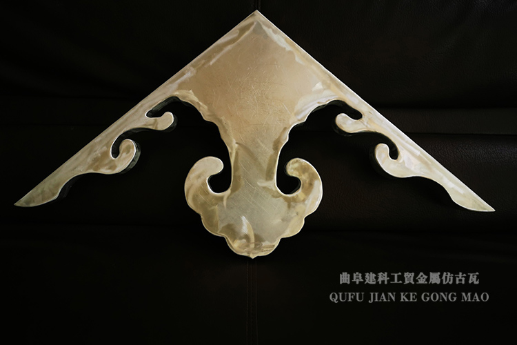 中國(guó)傳統(tǒng)建筑中的懸魚(yú)裝飾不僅用來(lái)滿足人們的祈福需求，在造型上也是精巧多變、可愛(ài)動(dòng)人滿足了人們的審美心理