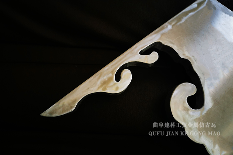 懸魚(yú)裝飾在色彩上偏向于采用能給人帶來(lái)強(qiáng)烈沖擊感的顏色，當(dāng)然這也與中國(guó)傳統(tǒng)的色彩審美有關(guān)