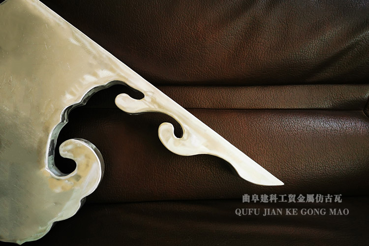 屋面山墻懸魚(yú)從起初的固定及防腐功能逐漸轉(zhuǎn)變成純粹的裝飾功能，甚至成為傳統(tǒng)建筑裝飾的點(diǎn)睛之筆