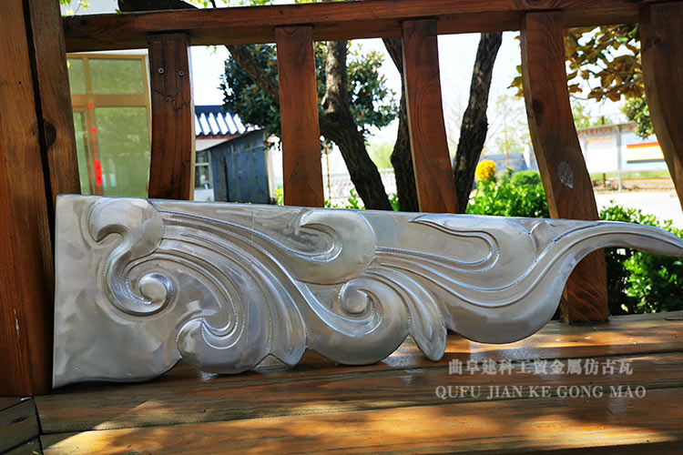 雀替是一種“梁上的精彩”，為了體現(xiàn)建筑的美感，圖案類型一般圍繞富貴、吉慶、長壽等主題描摹刻畫