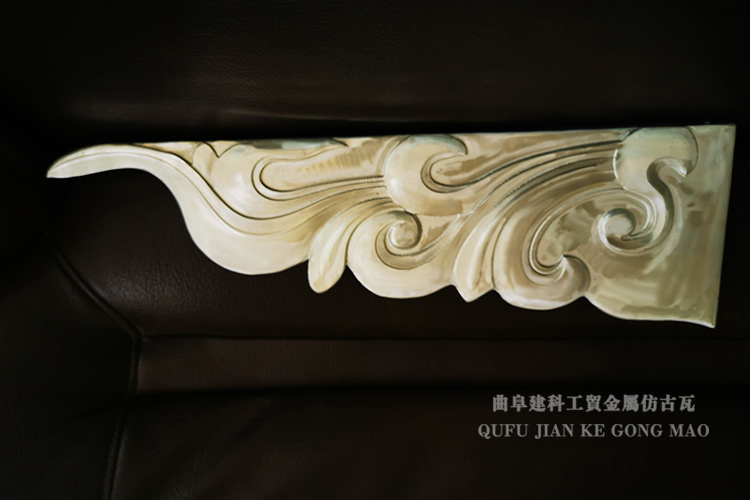 專用于牌樓上的雀替，為使美觀，故造型格外華麗。相較于其他雀替，龍門雀替多云墩、梓框、三福云等結(jié)構(gòu)性造型樣式