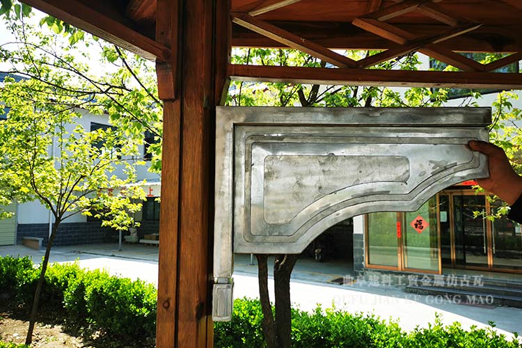 經(jīng)過歲月更替，雀替己完全形成了南北方各自的地域特點(diǎn)