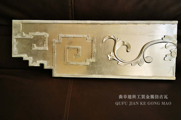 封檐板是指釘置在坡屋頂檐口或山墻外側(cè)挑檐處的木板。它既增加了檐部的美觀，又使椽端部及木望板端部免受雨水的侵襲