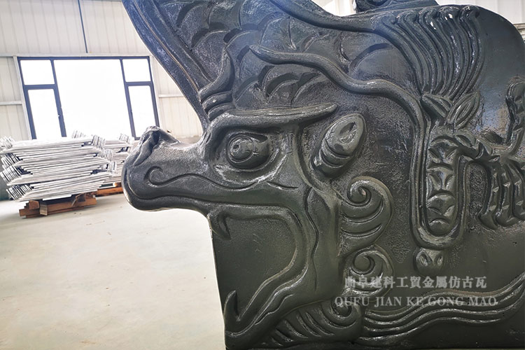 正脊獸、鴟吻具有很強的裝飾性，體現(xiàn)了中國傳統(tǒng)文化與建筑藝術(shù)相結(jié)合的特點