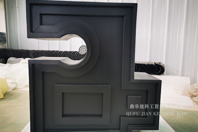 鴟吻是古代建筑屋脊正脊兩端的一種裝飾物，原始作用是為了固定住檐角的瓦片