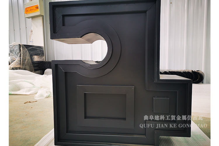 如今出現(xiàn)了很多的仿古建筑，屋梁上的獸首也多用合金材質(zhì)制作